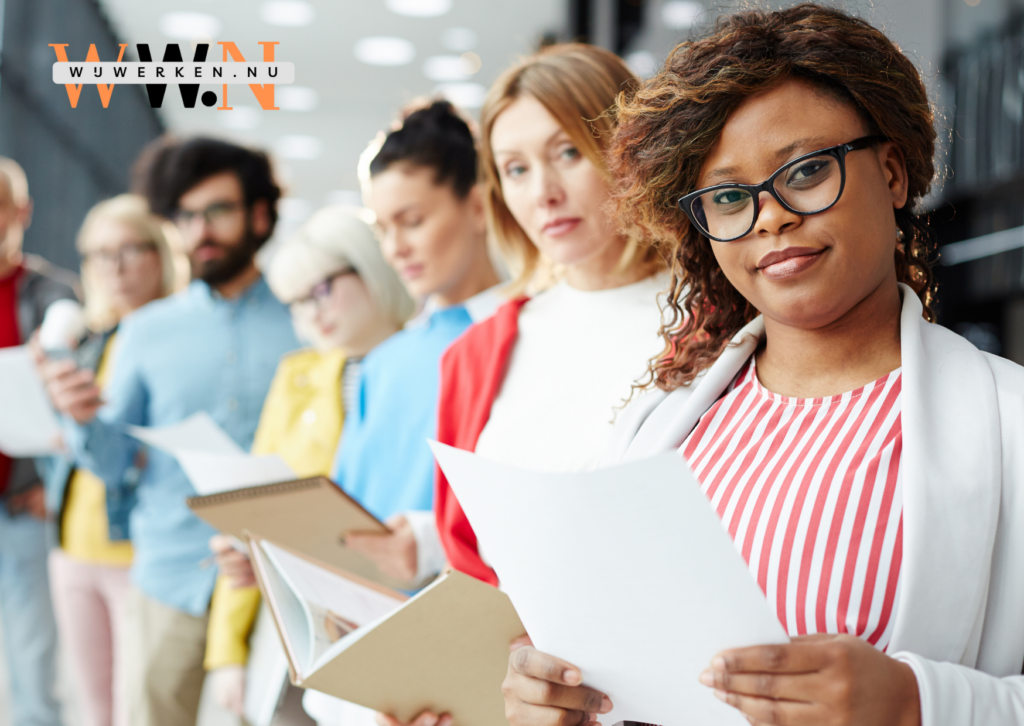 Mensen in een rij met sollicitatiedocumenten.