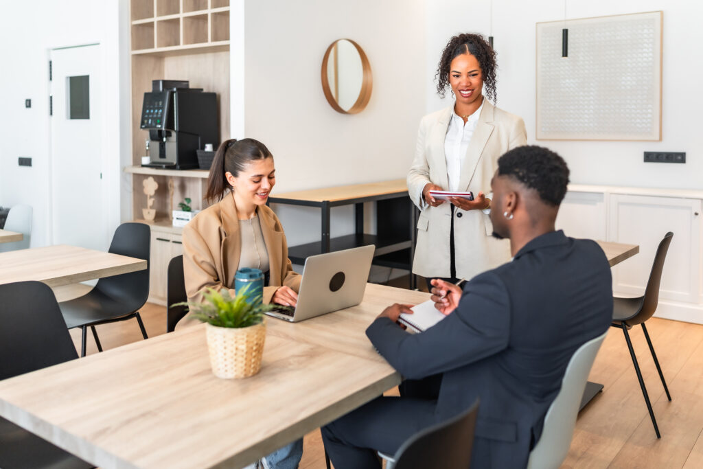 Teamoverleg tussen werkzoekende, werkgever en adviseur van Wijwerken.nu in een moderne ruimte