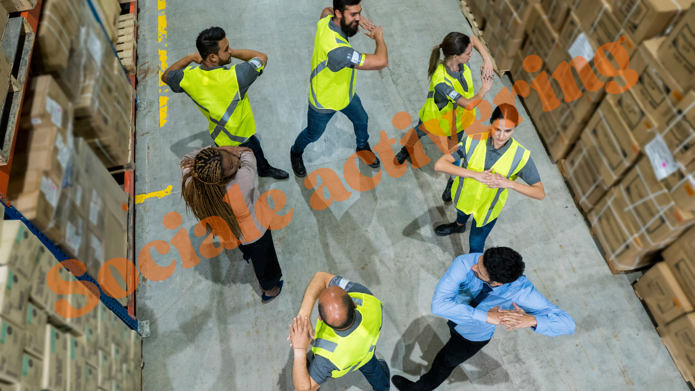 Uitzendkrachten nemen deel aan sociale activering in een magazijnomgeving via Wijwerken.nu